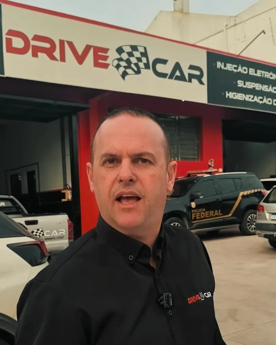 Rodrigo Bianquin em frente à Drivecar Mecânica